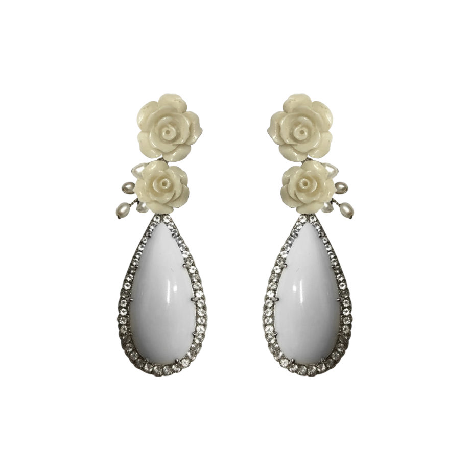 BRINCO EM PRATA DE LEI 925 COM FLORES DE CORAL BRANCO SINTÉTICO, TOPÁZIOS DE CRISTAL, ÁGATA E RÓDIO BRANCO