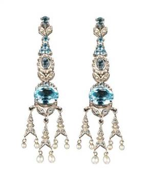 Brinco em ouro branco 18k com diamantes, topázios azul skay e pérolas