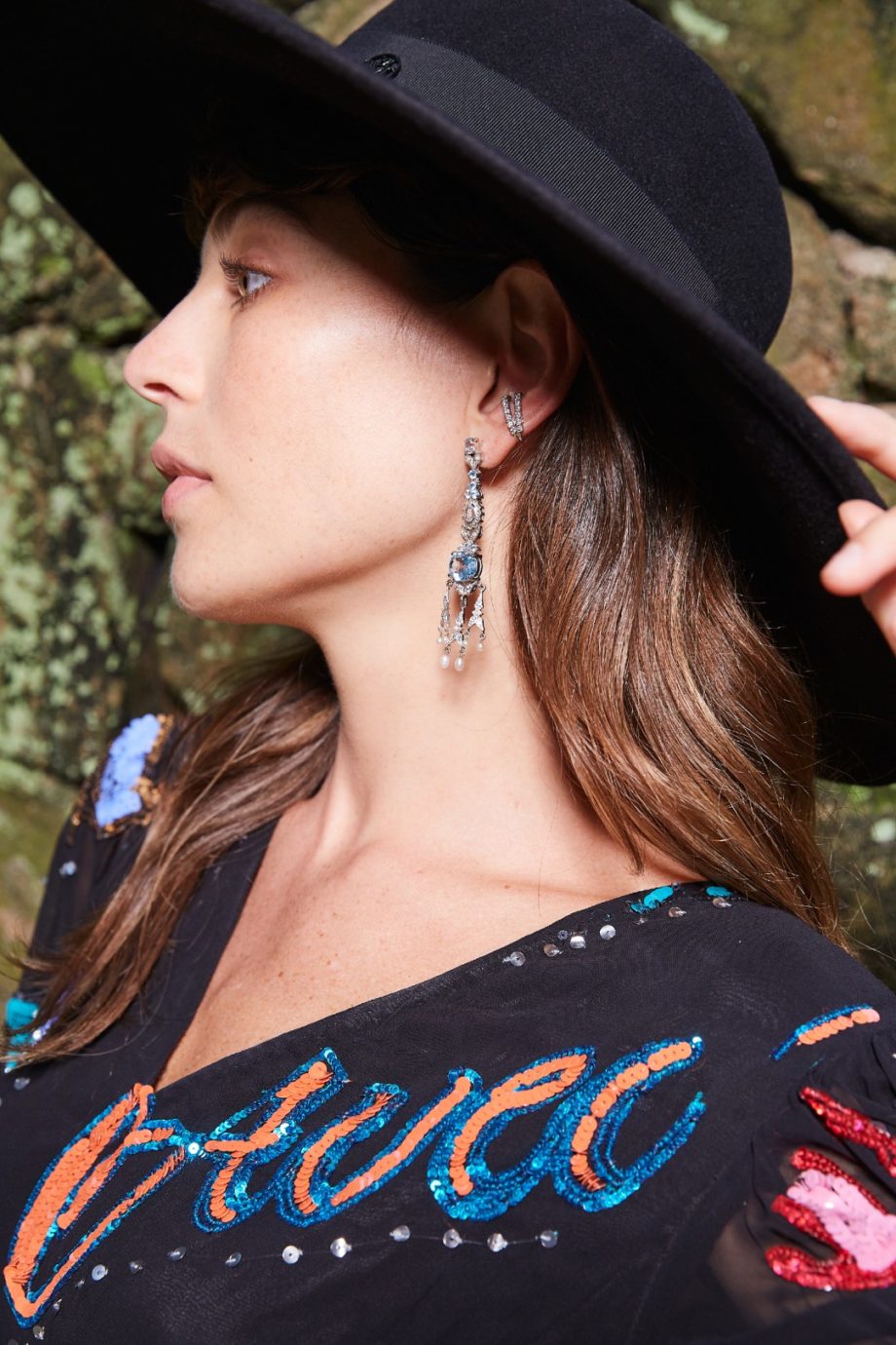 Brinco em ouro branco 18k com diamantes, topázios azul skay e pérolas