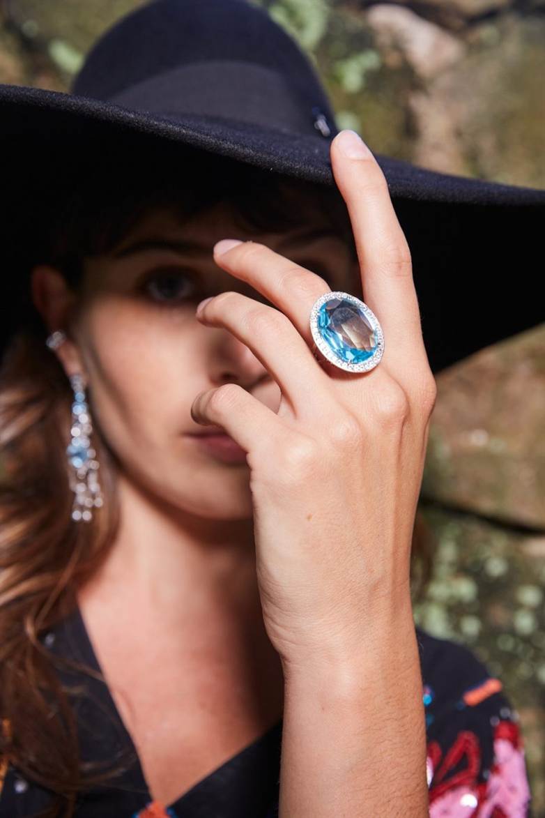 ANEL EM OURO 18K COM DIAMANTES, TOPÁZIO AZUL SKAY E BANHO DE RÓDIO BRANCO