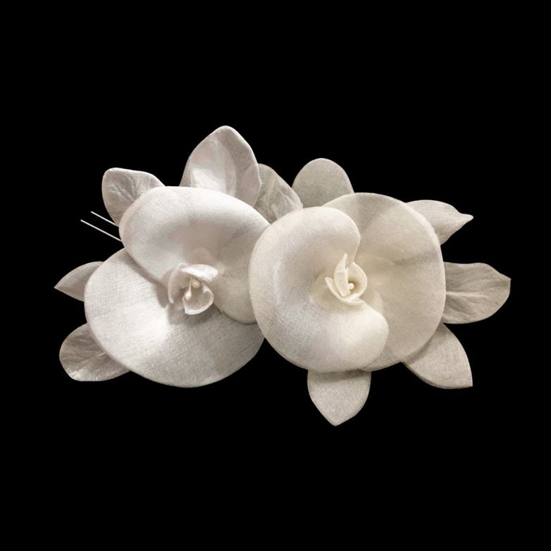 2 FLORES DE TECIDO BELLA – OFF WHITE E BRANCA