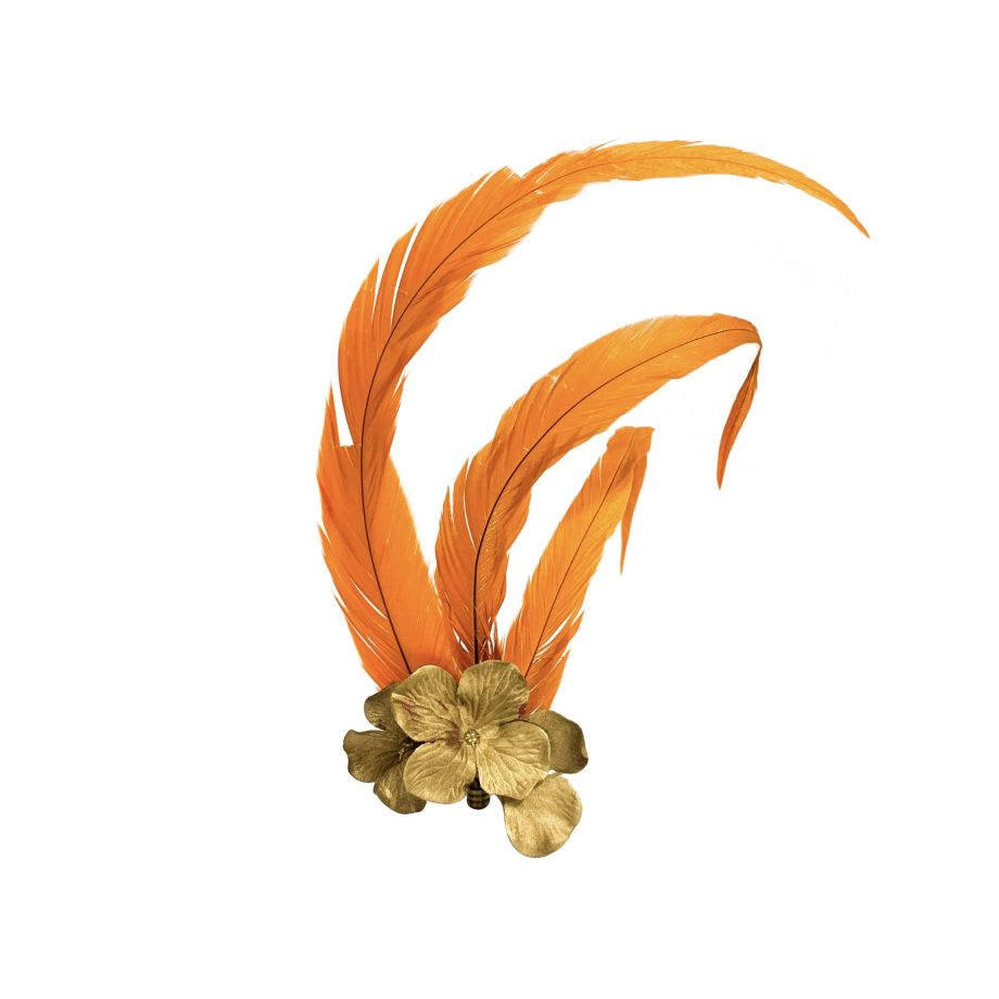 BRACELETE COM FLORES E PENAS LARANJA E DOURADO