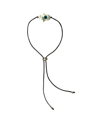 Pulseira no fio de seda com Hamsa de olho grego em madrepérola e ponteiras em prata de lei