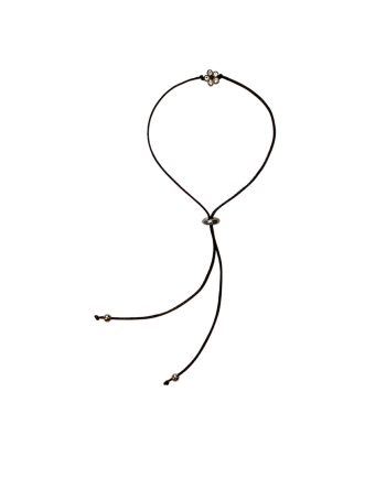 PULSEIRA NO FIO DE SEDA COM FLOR DE TOPÁZIOS DE CRISTAL, BANHO DE RÓDIO NEGRO E PONTEIRAS EM PRATA DE LEI