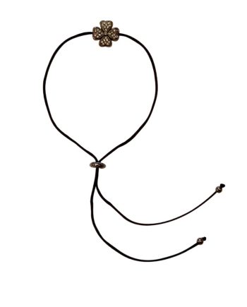 Pulseira no fio de seda com trevo em topázios de cristal, banho de ródio negro e ponteiras em prata de lei