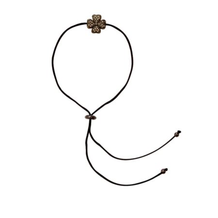 Pulseira no fio de seda com trevo em topázios de cristal, banho de ródio negro e ponteiras em prata de lei