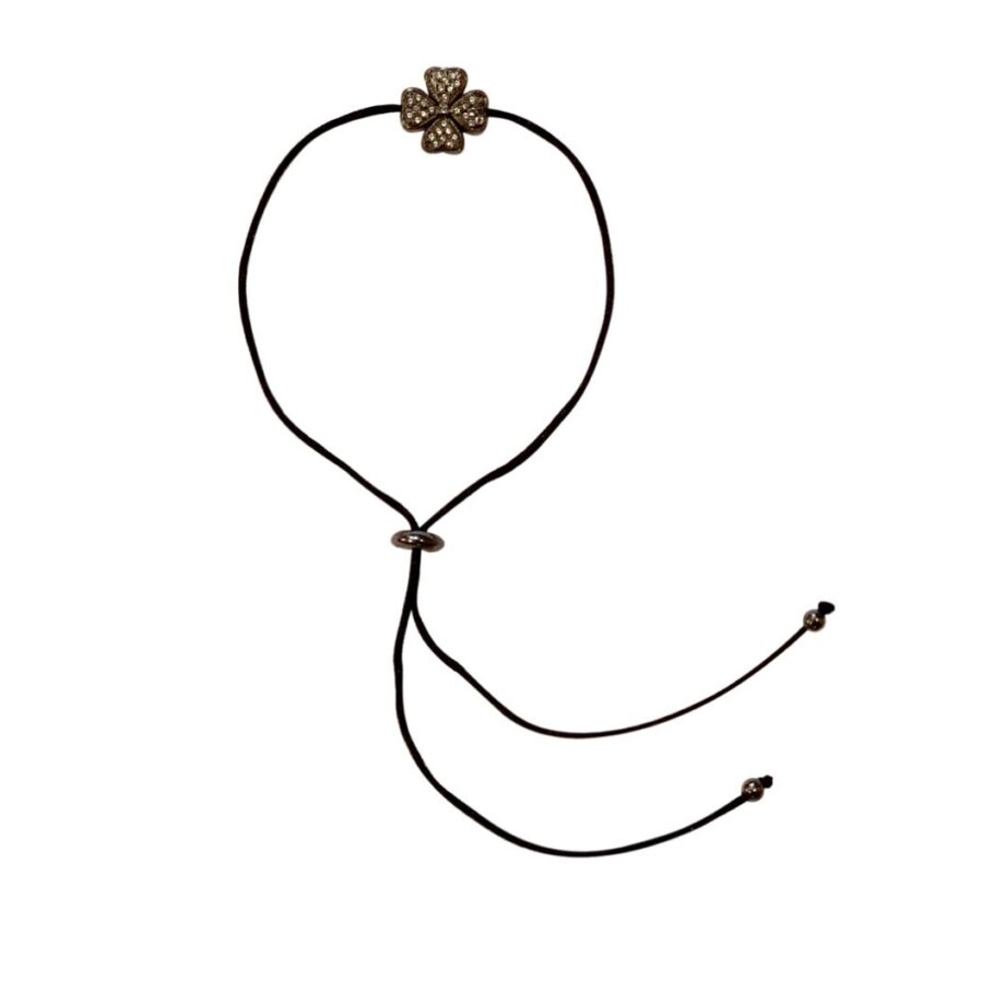 Pulseira no fio de seda com trevo em topázios de cristal, banho de ródio negro e ponteiras em prata de lei
