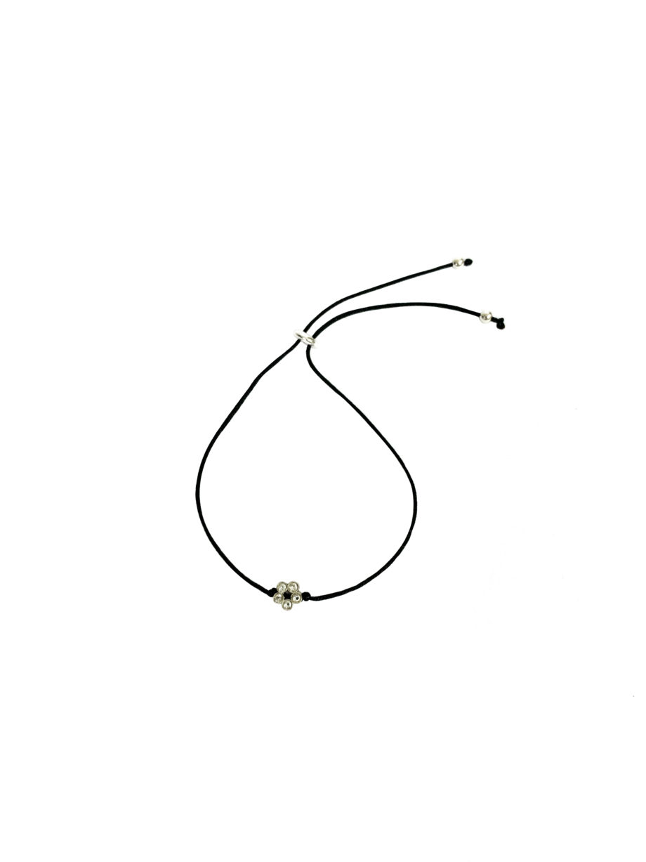 PULSEIRA NO FIO DE SEDA COM FLOR DE TOPÁZIOS DE CRISTAL, BANHO DE RÓDIO BRANCO E PONTEIRAS EM PRATA DE LEI