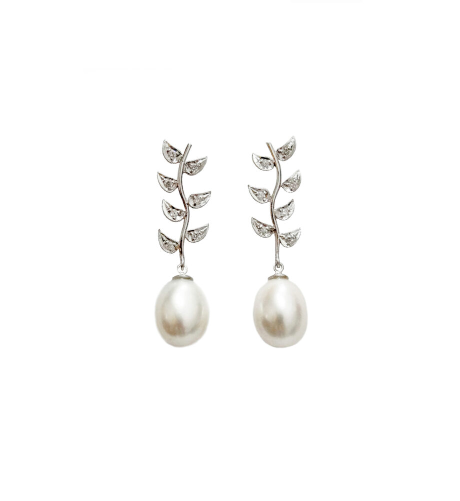 BRINCO EM OURO BRANCO 18K COM DIAMANTES E PÉROLAS